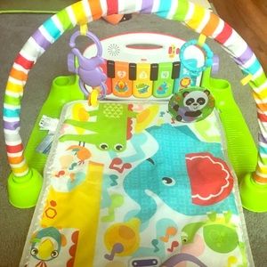 Baby play piano